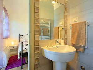 Shower, towels - Picturesque Villa With Swimming Pool in Kaštelir-labinci (Kastelir-Labinci)
