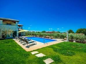 Exterior - Picturesque Villa With Swimming Pool in Kaštelir-labinci (Kastelir-Labinci)