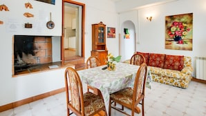 Dining - Scenic Apartment in Casole D'elsa With Sauna (Casole d'Elsa)
