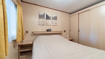 Chalet | 2 bedrooms, individually furnished, iron/ironing board, bed sheets
