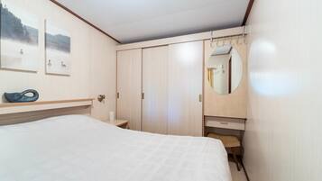 Chalet | 2 bedrooms, individually furnished, iron/ironing board, bed sheets