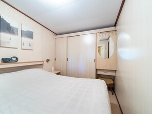 Chalet | 2 bedrooms, individually furnished, iron/ironing board, bed sheets