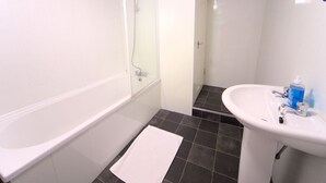 Een douche, handdoeken