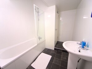 Shower, towels - Charming Apartment in Glasgow Near Pollok Country Park (Glasgow)