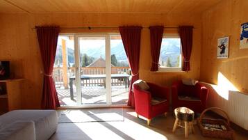 Chalet | 4 kamar tidur dan dilengkapi dengan perabotan berbeda-beda