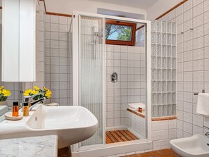 Shower, towels - Delightful Villa in Massa Lubrense With Garden (Massa Lubrense)