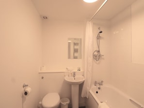 Combined shower/tub, towels