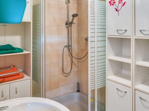 Apartment | Bathroom - Scintillating Apartment in Wienrode near City Center (Blankenburg)
