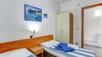 Apartment | 2 bedrooms, iron/ironing board, bed sheets