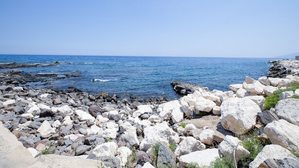 A rocky shoreline with clear blue water and a distant mountain range. - Restful Apartment in Cala Gonone with Balcony near Sea Beach (Dorgali)
