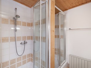 Combined shower/tub, towels - Scenic Apartment in Thüringerberg With Beer Garden and Staff (Thuringerberg)