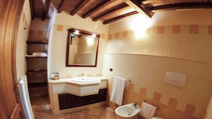Bathroom - Tuscan Farmhouse in Volterra With Garden (Volterra)