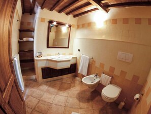 Shower, towels - Tuscan Farmhouse in Volterra With Garden (Volterra)