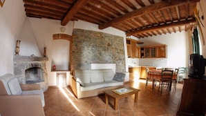 Living room - Tuscan Farmhouse in Volterra With Garden (Volterra)
