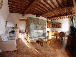 Living room - Tuscan Farmhouse in Volterra With Garden (Volterra)