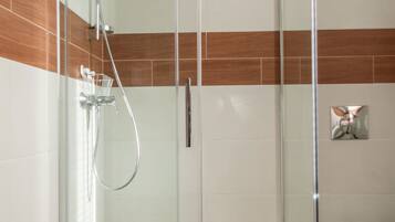 Buồng tắm vòi sen, máy sấy tóc, khăn tắm