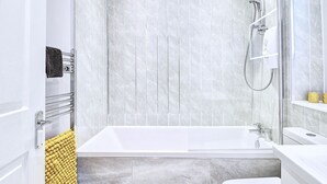 Bathtub, towels - Charming Apartment in Glasgow Near Riverside Musuem (Glasgow)