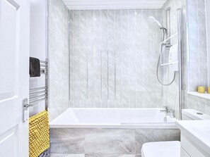 Bathtub, towels