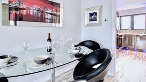 Dining - Charming Apartment in Glasgow Near Riverside Musuem (Glasgow)