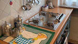 Espressomaskine, køleskab, ovn