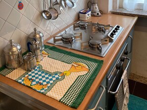 Fridge, oven, espresso maker - Cosy Holiday Home in Cagliari With Garden (Capoterra)