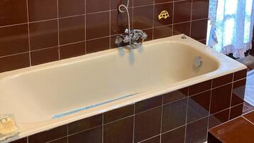 Combined shower/bathtub, hair dryer, towels
