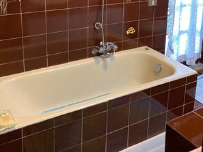 Combined shower/tub, hair dryer, towels - Cosy Holiday Home in Cagliari With Garden (Capoterra)