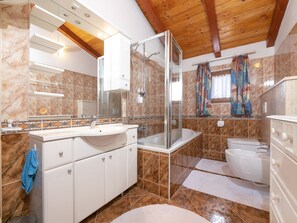 Combined shower/tub, towels