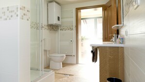 Shower, towels - Holiday Home With Well-kept Interior, Near the River Mura & Spa Resort (Razkrižje)