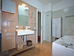 Combined shower/tub, towels - Belvilla by OYO Villadiamante (Urbania)