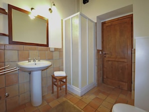 Shower, towels - Villa with Private Swimming Pool & Panoramic Views near Adriatic Coast (San Costanzo)