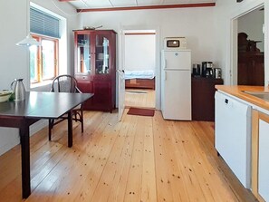 2 bedrooms, cribs/infant beds