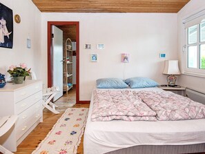 3 bedrooms, cribs/infant beds