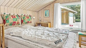 4 bedrooms, cribs/infant beds - 8 Person Holiday Home in Spøttrup (Spøttrup)