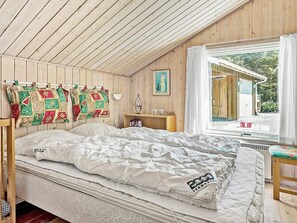 4 bedrooms, cribs/infant beds