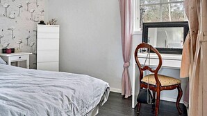 3 bedrooms, individually furnished, bed sheets - Holiday Home in Ellös (Ellos)