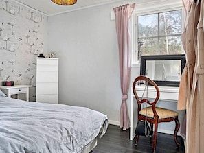 3 bedrooms, individually furnished, bed sheets
