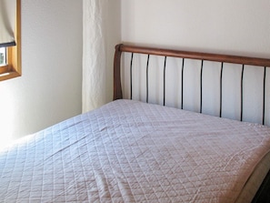 2 bedrooms, cribs/infant beds