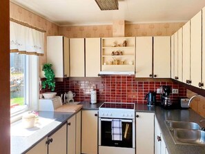 Private kitchen - 8 Person Holiday Home in Austefjorden (Volda)