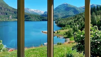 إطلالة على البحيرة