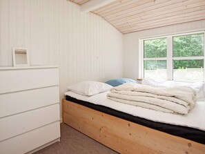 4 bedrooms, cribs/infant beds