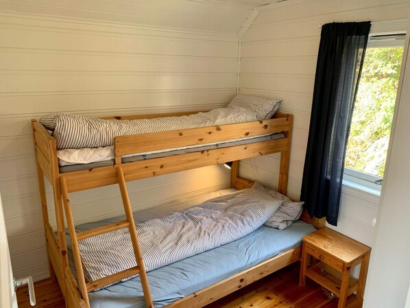 3 bedrooms, individually furnished - 6 Person Holiday Home in Bomlo (Bomlo)