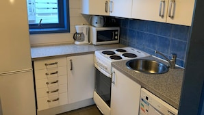 Wasserkocher mit Kaffee-/Teezubehör, Kühlschrank, Mikrowelle