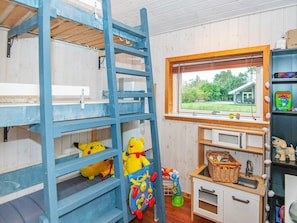 3 bedrooms, cribs/infant beds