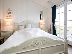 3 bedrooms, cribs/infant beds