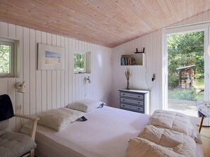 2 bedrooms, cribs/infant beds