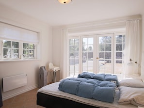 5 bedrooms, cribs/infant beds