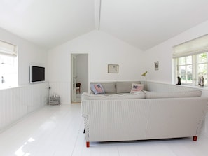 4 bedrooms, cribs/infant beds