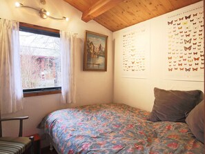 2 bedrooms, cribs/infant beds