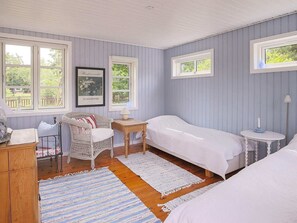 3 bedrooms, cribs/infant beds
